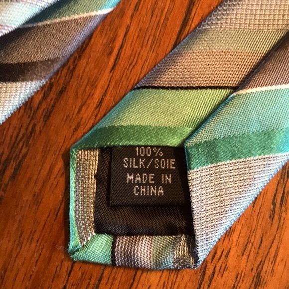 Kenneth Cole Reaction Silk Tie - Picture 9 of 9